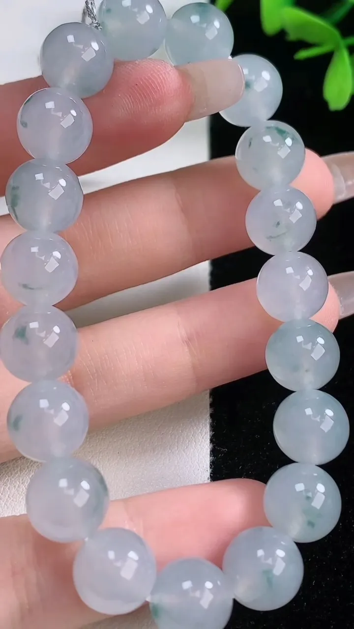 天然A货翡翠种飘花圆珠手串，尺寸10-19颗，重量:32.95g1月5日
工厂直销收藏佳品,种好水足，色泽均匀，有种有色，上手高大气！