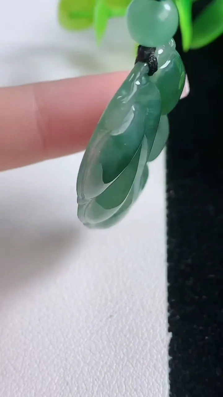 天然A货翡翠冰种飘花金枝玉叶 叶子吊坠，尺寸45-26-5，重量:13.27g
1月5日