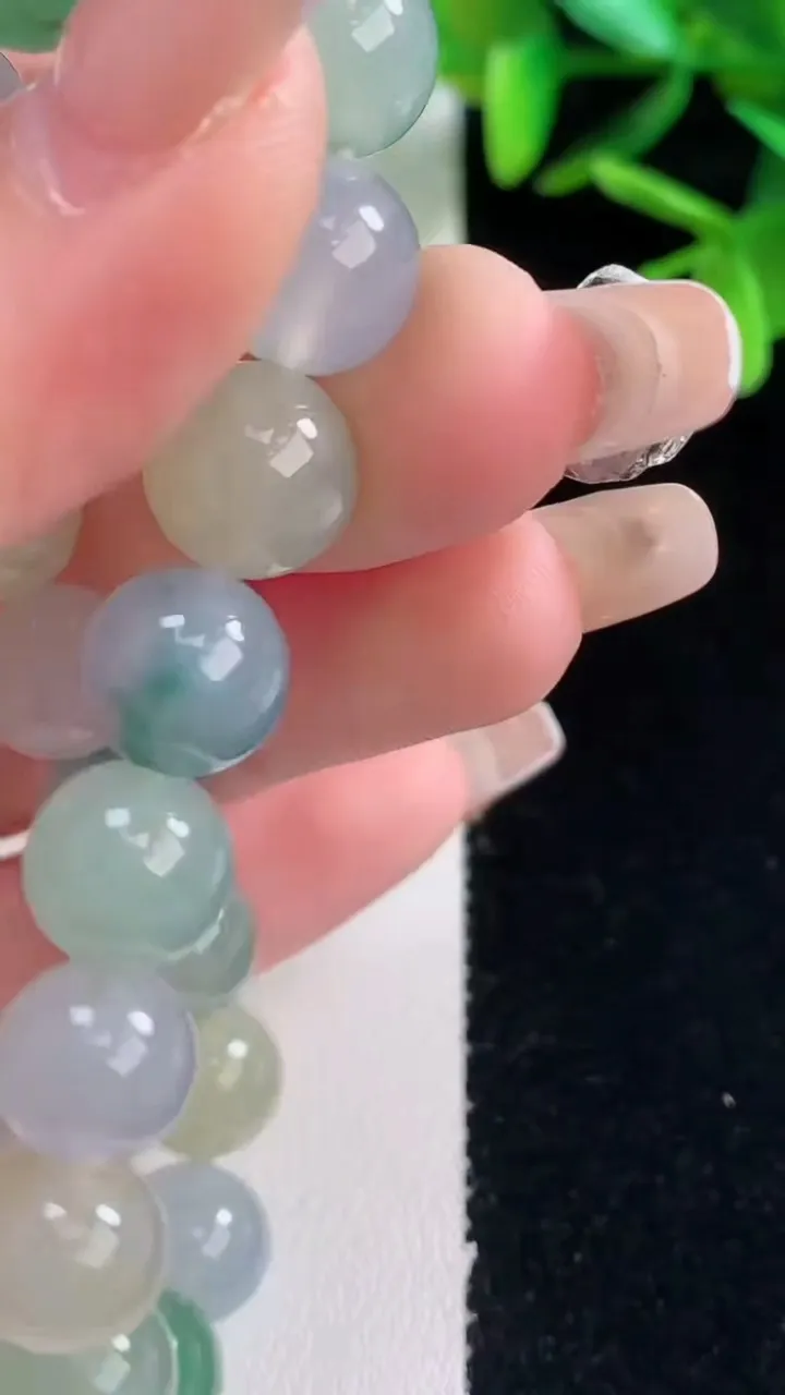 天然A货翡翠种三彩圆珠手串，尺寸10-19颗，重量:32.72g1月5日
工厂直销收藏佳品,种好水足，色泽均匀，有种有色，上手高大气！