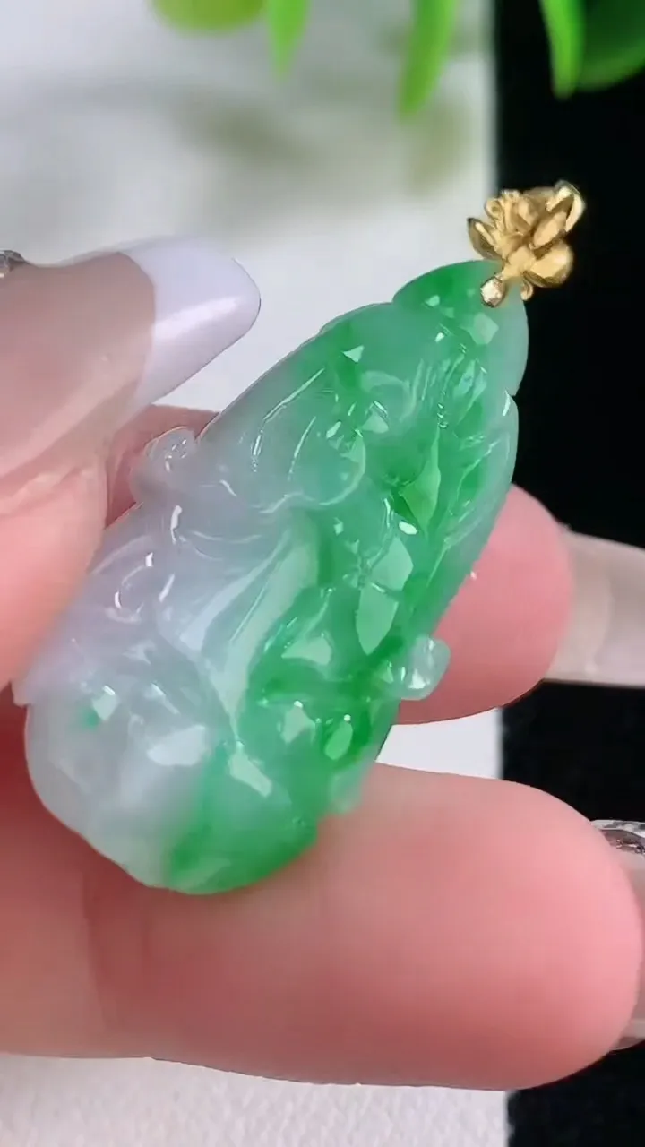 天然A货翡翠白菜吊坠，尺寸30.8-16.5-8，重量:6.84g
1月5日