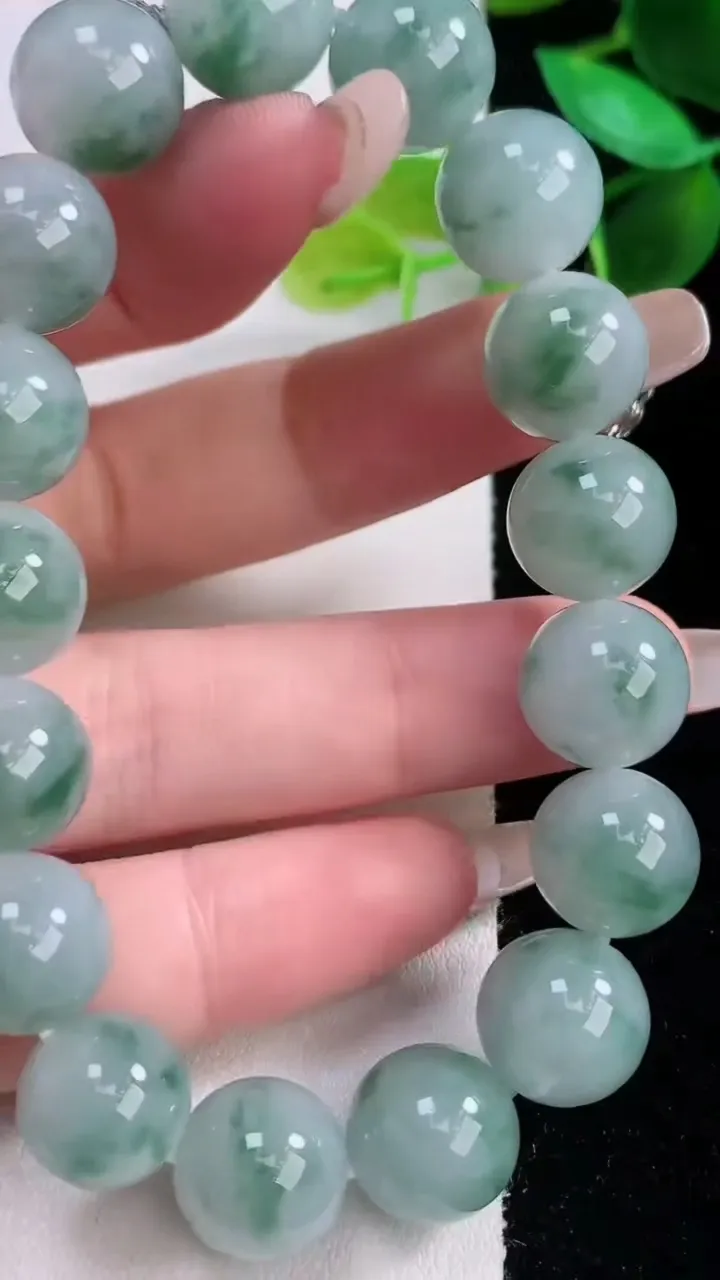 天然A货翡翠飘花圆珠手串，尺寸11.5-17颗，重量:45.22g1月5日
工厂直销收藏佳品,种好水足，色泽均匀，有种有色，上手高大气！