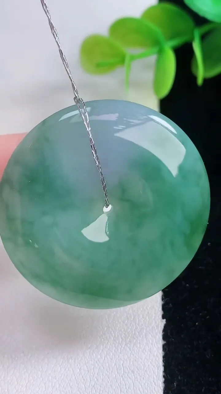 天然A货翡翠冰种飘花平安扣吊坠，尺寸38.7-6，重量:19.50g
1月5日