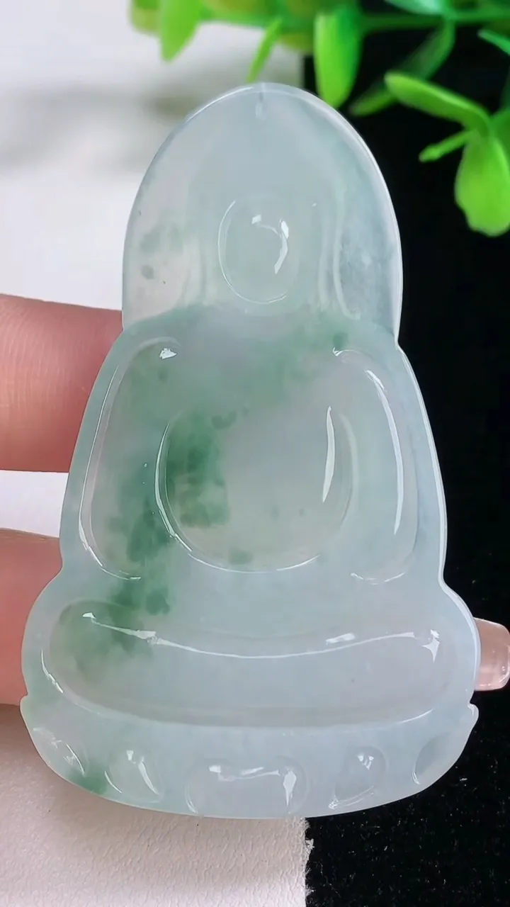 天然A货翡翠种飘花观音菩萨吊坠，尺寸64-39.5-5.2，重量:25.13g
1月5日