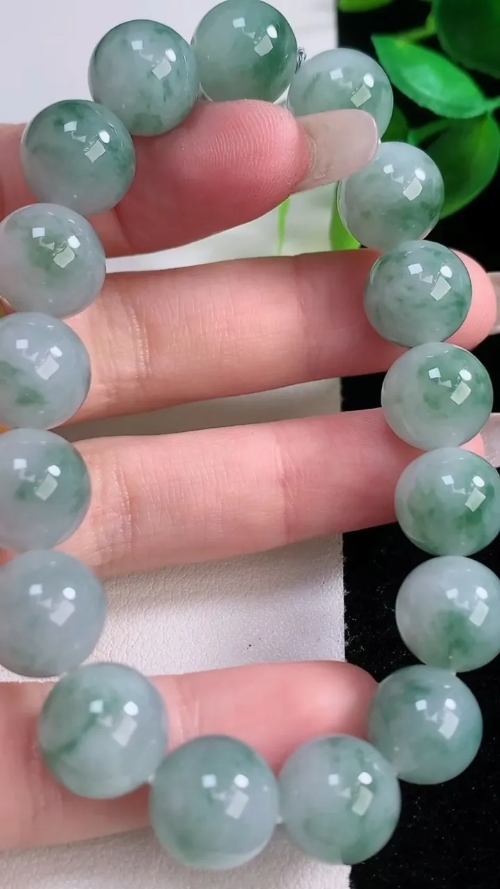 天然A货翡翠飘花圆珠手串，尺寸11.5-17颗，重量:45.22g1月5日
工厂直销收藏佳品,种好水足，色泽均匀，有种有色，上手高大气！