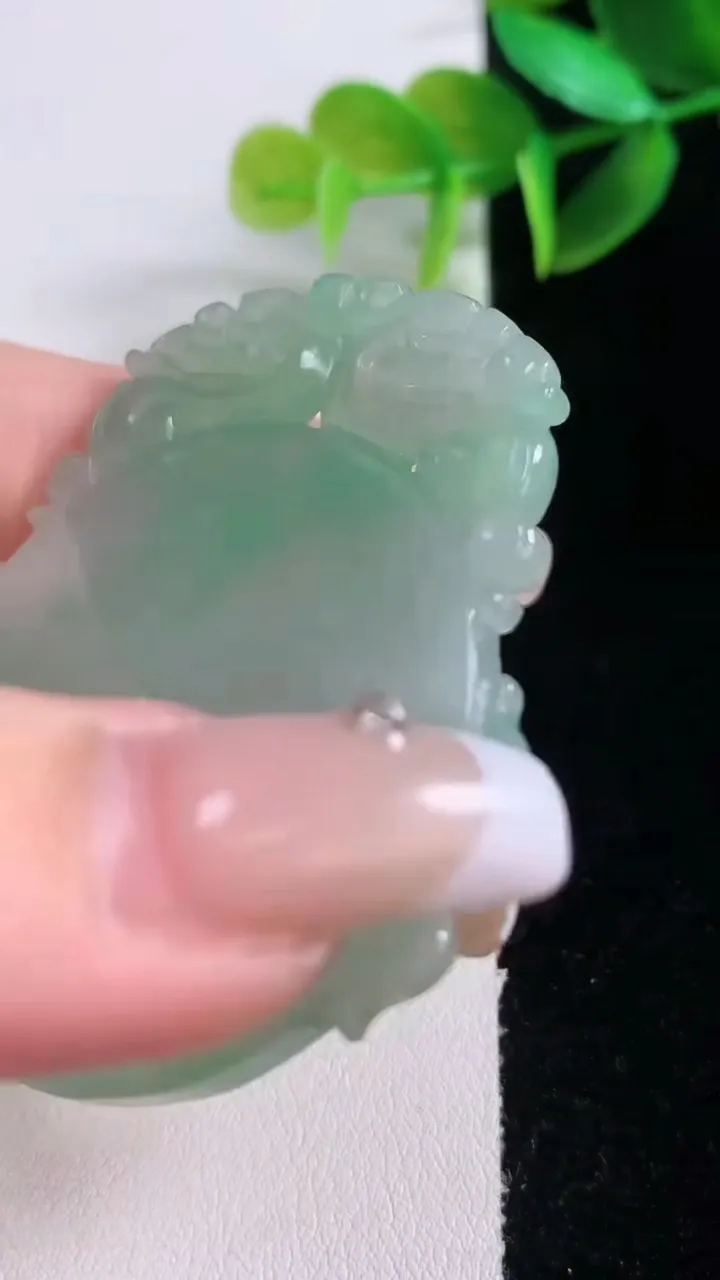 天然A货翡翠复古龙牌吊坠，尺寸54.6-51.3-3.6，重量:23.34g
1月5日