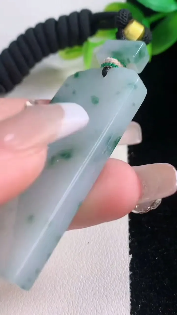 天然A货翡翠种飘花金枝玉叶 叶子吊坠，尺寸38.3-21.7-5，重量:8.44g
1月5日