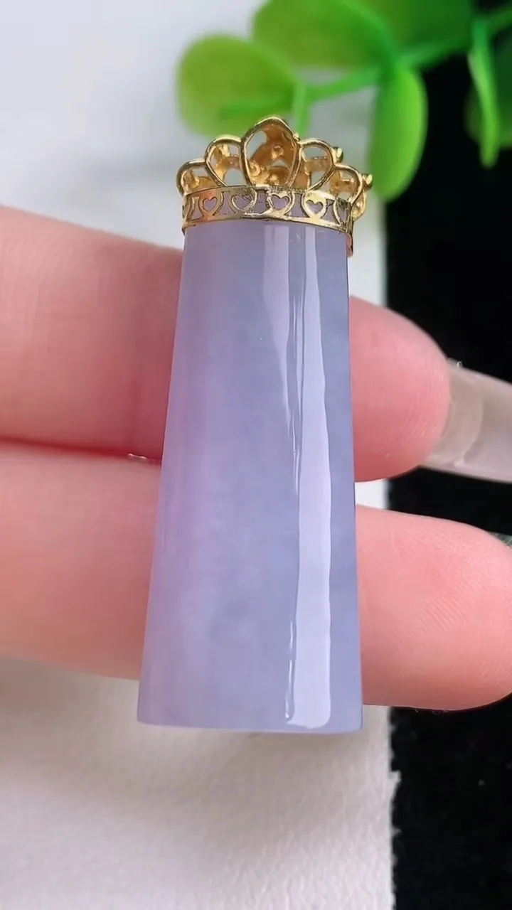 天然A货翡翠18K金紫罗兰平安柱吊坠，尺寸33.7-13.3-11.2，重量:13.35g
1月5日