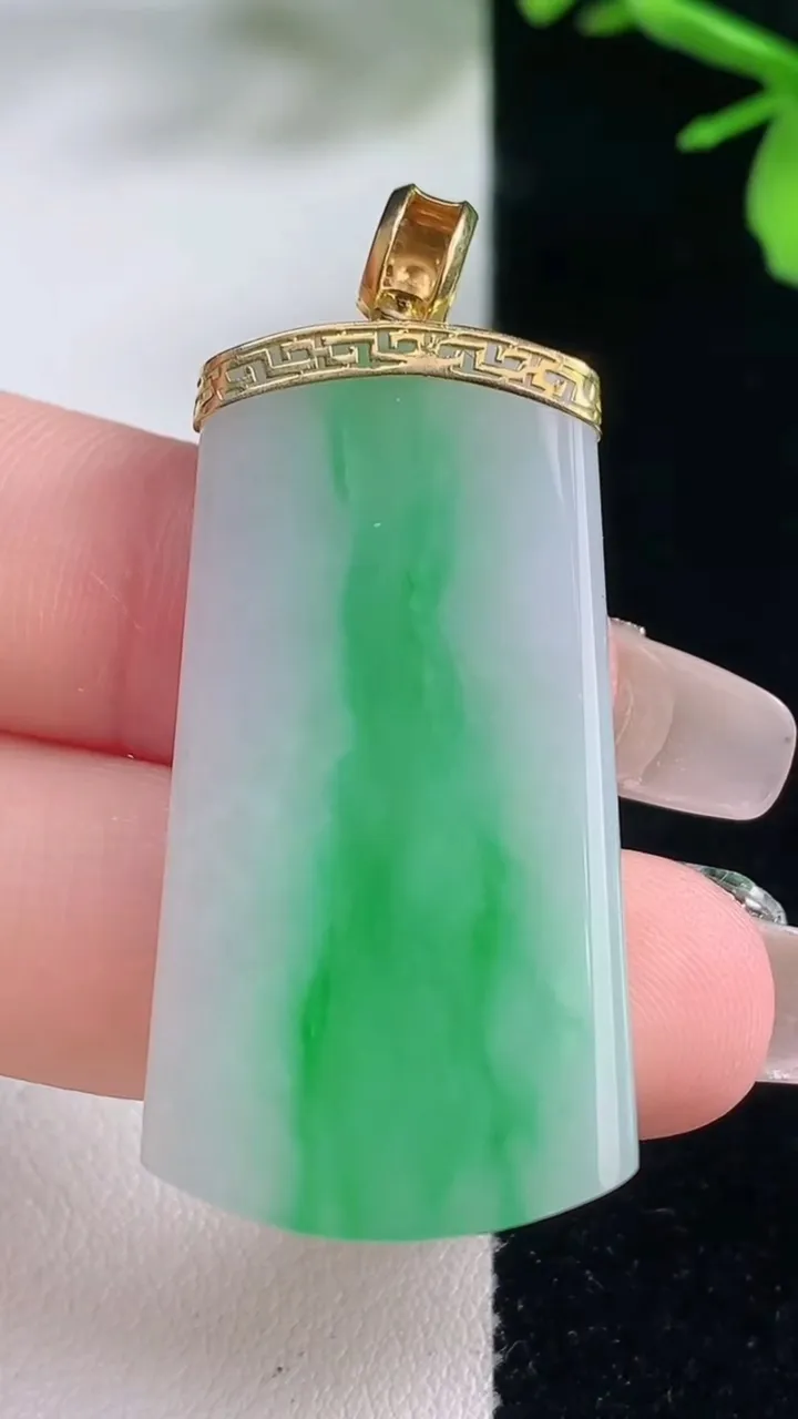 天然A货翡翠无事牌吊坠，尺寸39.7-21.2-3.8，重量:10.23g
1月5日