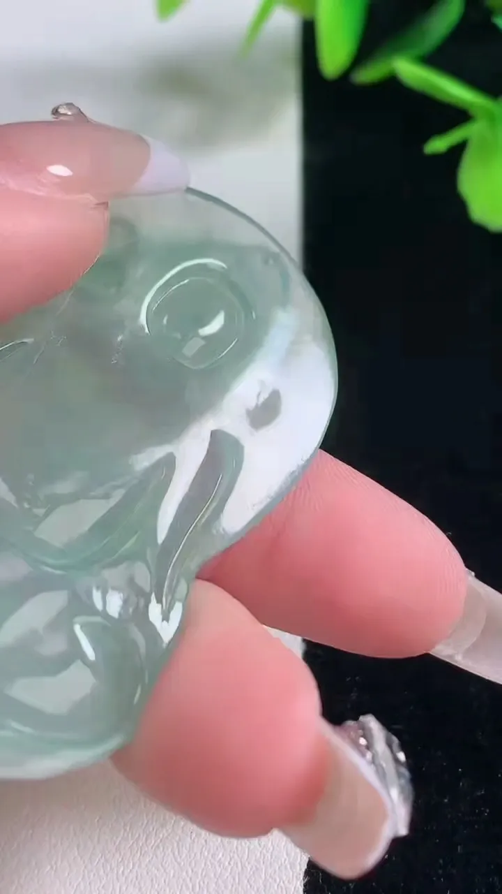 天然A货翡翠大势至菩萨吊坠，尺寸54.5-39.6-5.6，重量:23.16g
1月5日