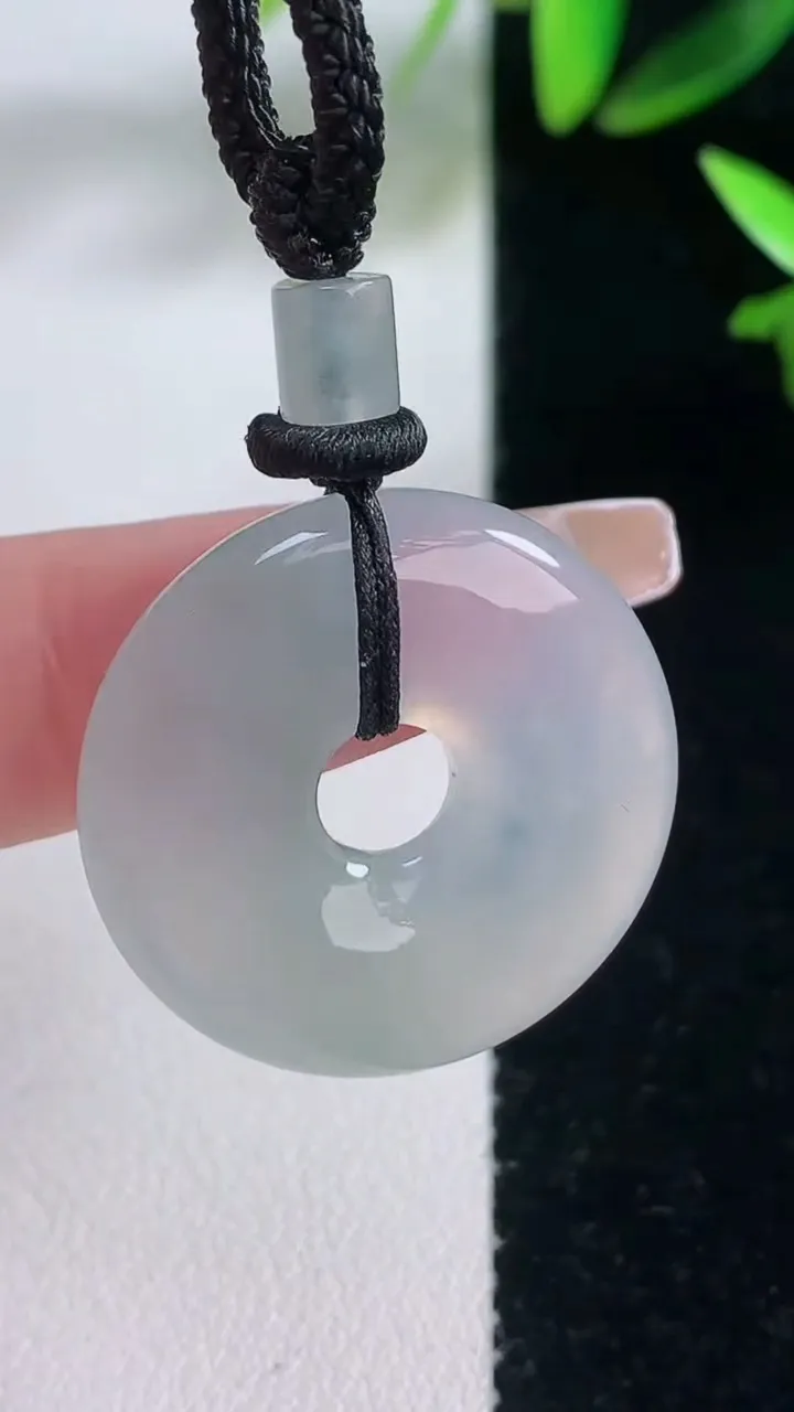 天然A货翡翠平安环吊坠，尺寸25.6-5.8，重量:11.67g
1月5日