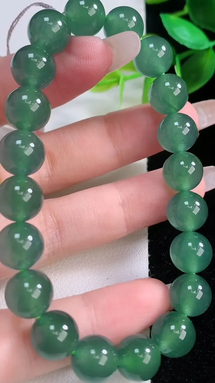 天然A货翡翠圆珠手串，尺寸9.8-20颗，重量:33.13g1月5日
工厂直销收藏佳品,种好水足，色泽均匀，有种有色，上手高大气！
