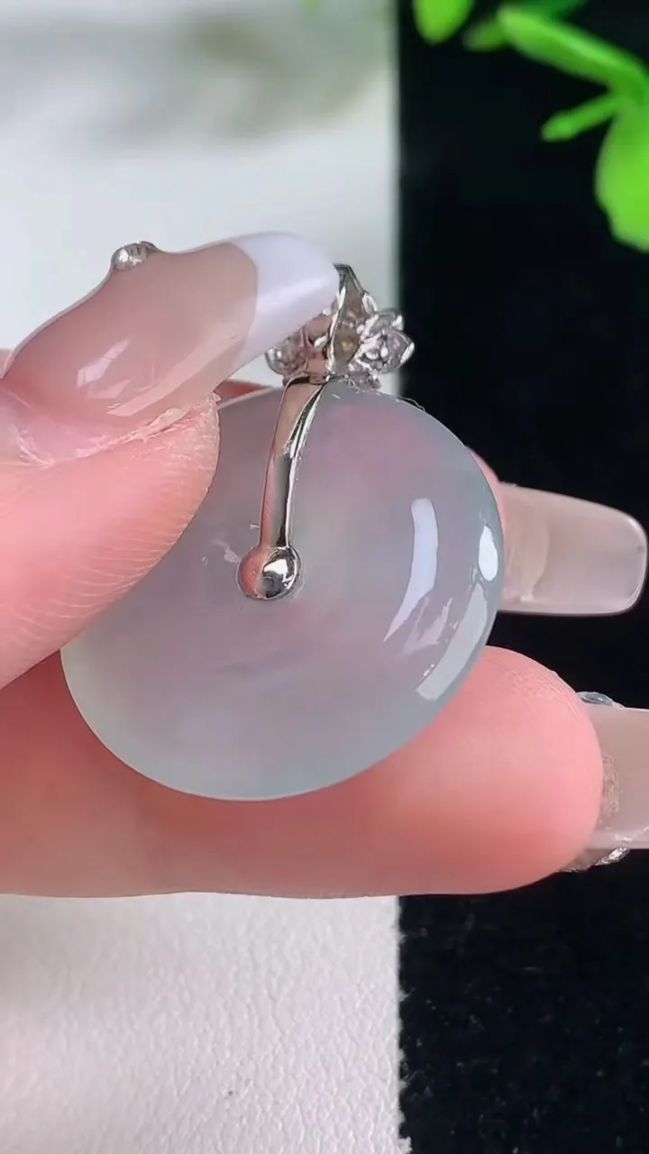 天然A货翡翠种飘花平安扣吊坠，尺寸29.2-4.7，重量:6.72g
1月5日