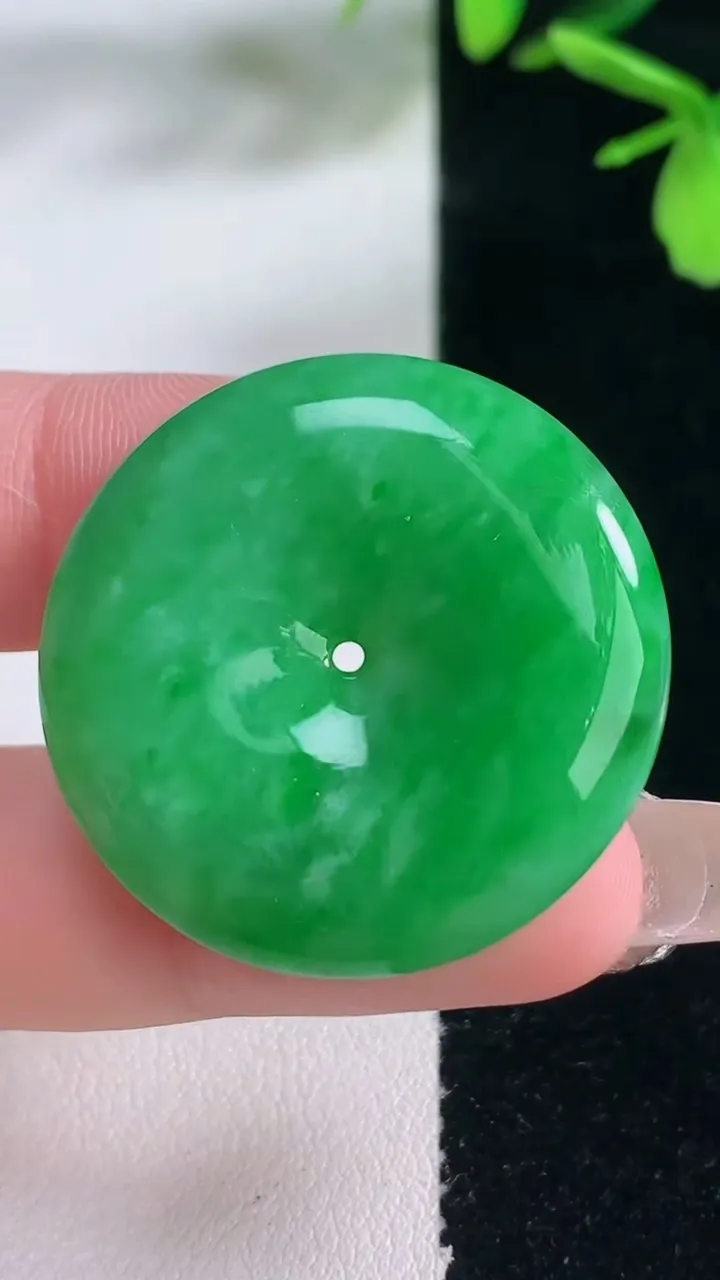 天然A货翡翠平安扣吊坠，尺寸32-6，重量:14.21g
1月5日