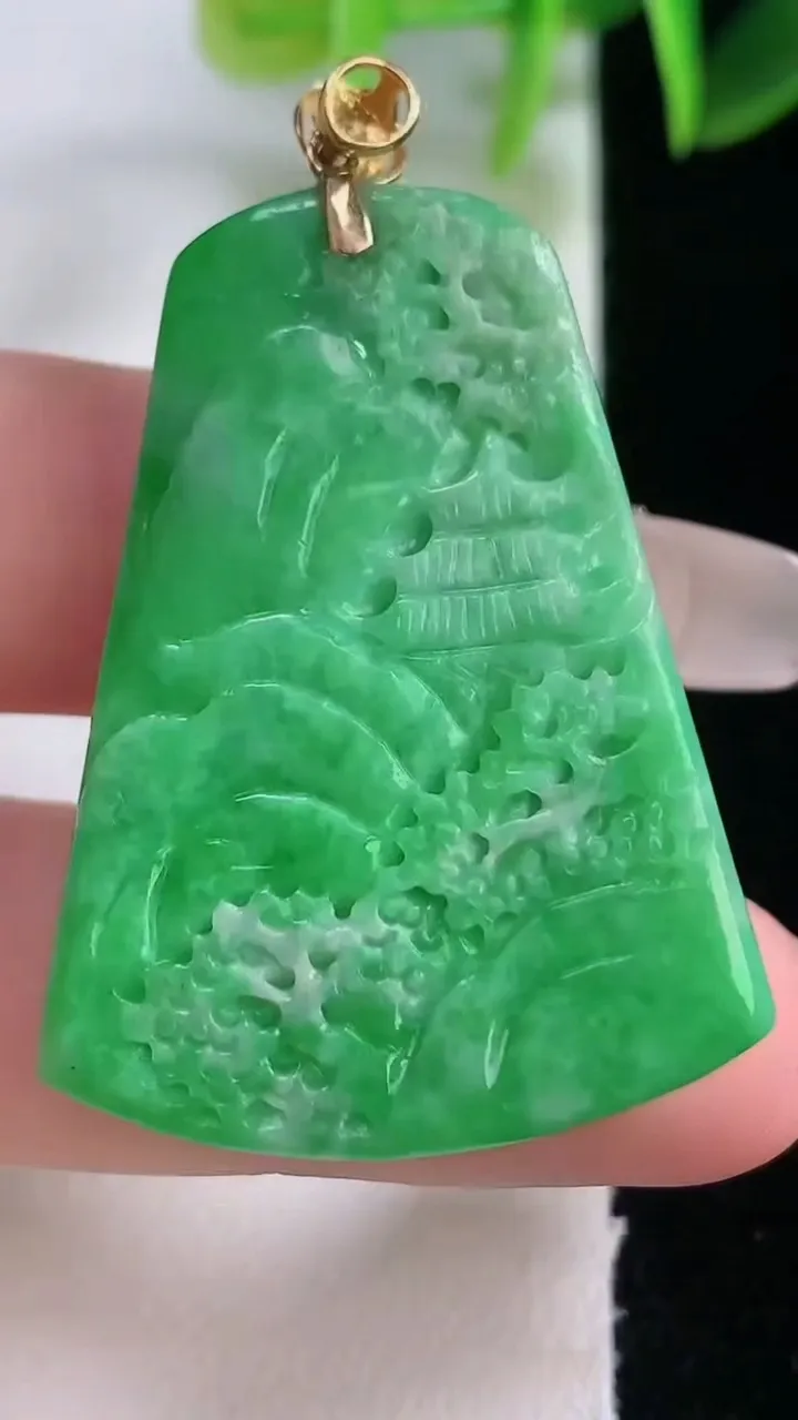 天然A货翡翠山水牌吊坠，尺寸38.3-29-6.6，重量:13.22g
1月5日