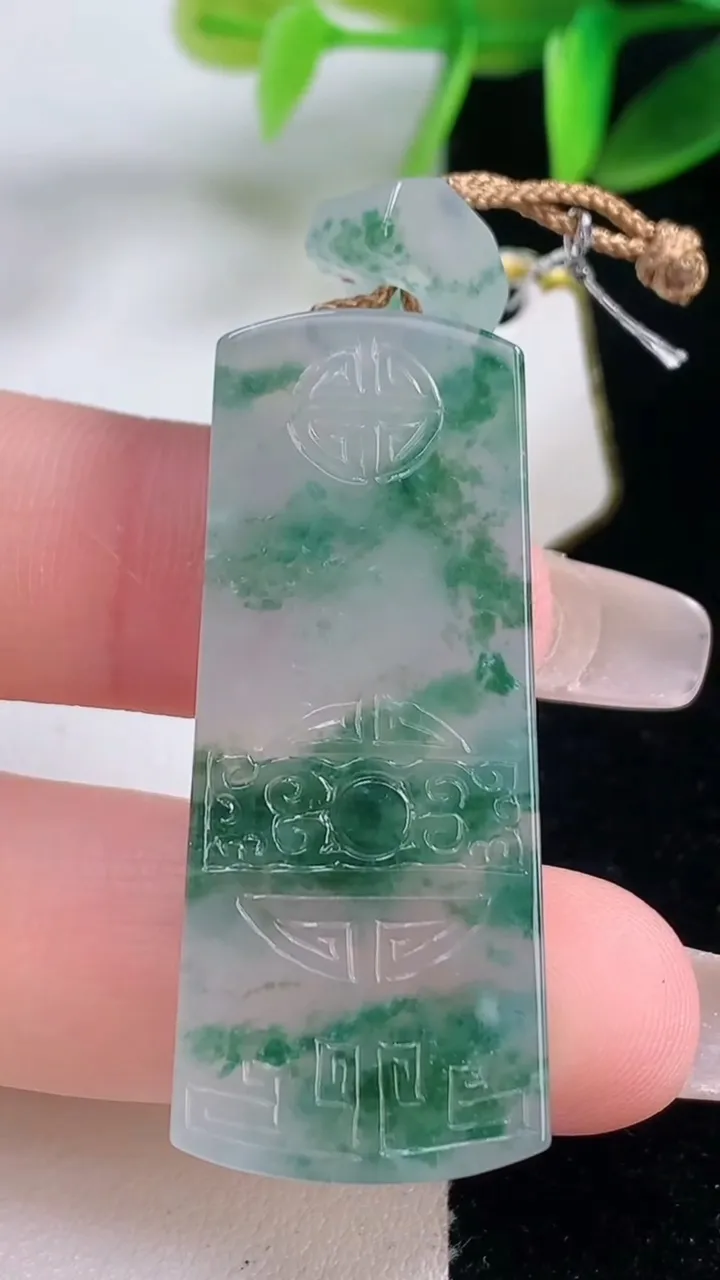 天然A货翡翠冰种飘花仿古无事牌吊坠，尺寸42.2-17.7-5.6，重量:13.73g
1月5日