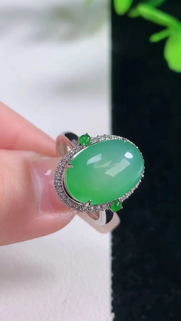 天然A货翡翠蛋面戒指，尺寸17-14-9.4-11.3，重量:4.50g2026年1月5日
工厂直销收藏佳品,种好水足，色泽均匀，有种有色，上手高大气！