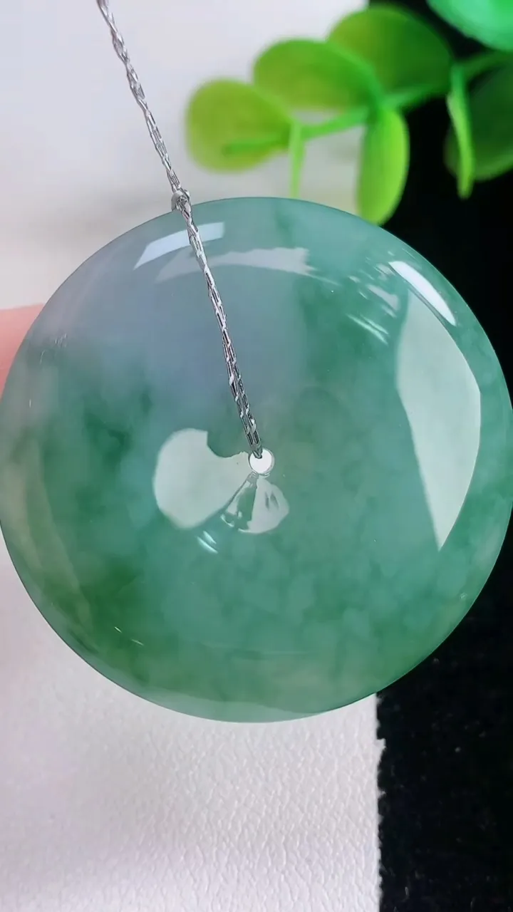 天然A货翡翠冰种飘花平安扣吊坠，尺寸38.7-6，重量:19.50g
1月5日