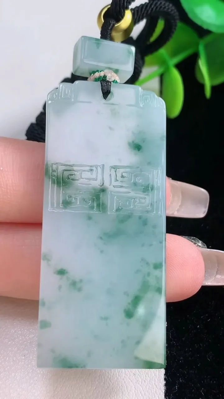 天然A货翡翠种飘花金枝玉叶 叶子吊坠，尺寸38.3-21.7-5，重量:8.44g
1月5日