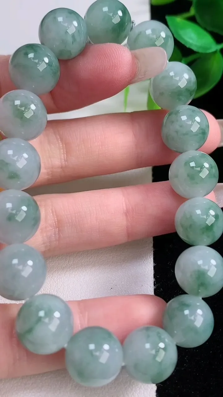 天然A货翡翠飘花圆珠手串，尺寸11.5-17颗，重量:45.22g1月5日
工厂直销收藏佳品,种好水