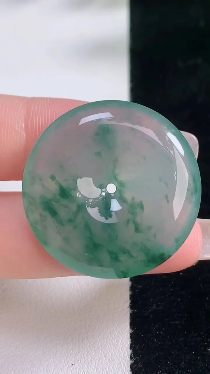 天然A货翡翠种飘花平安扣吊坠，尺寸30.4-5.9，重量:10.80g
1月5日