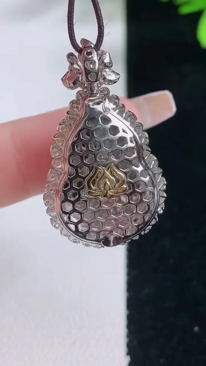 天然A货翡翠葫芦吊坠，尺寸31.8-18.5-10.8，裸石18.9-13.6重量:5.10g
1月5日