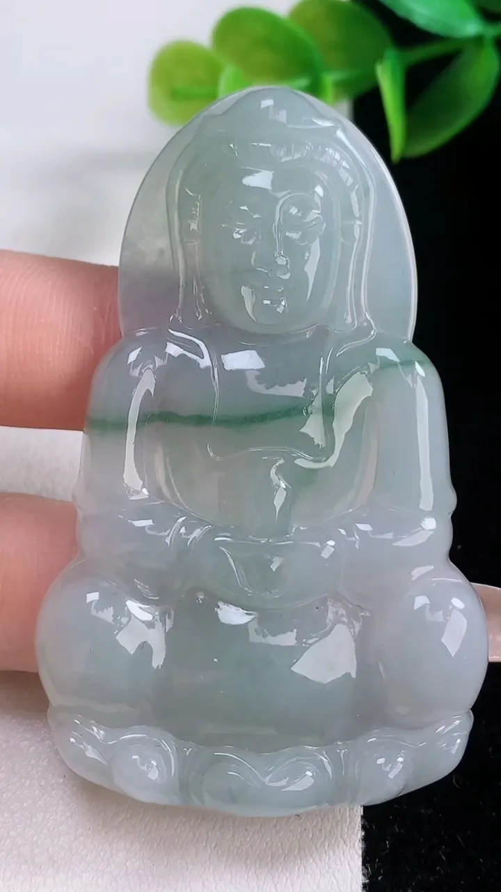 天然A货翡翠冰种飘花观音菩萨吊坠，尺寸63-39.7-5.6，重量:23.12g
1月5日