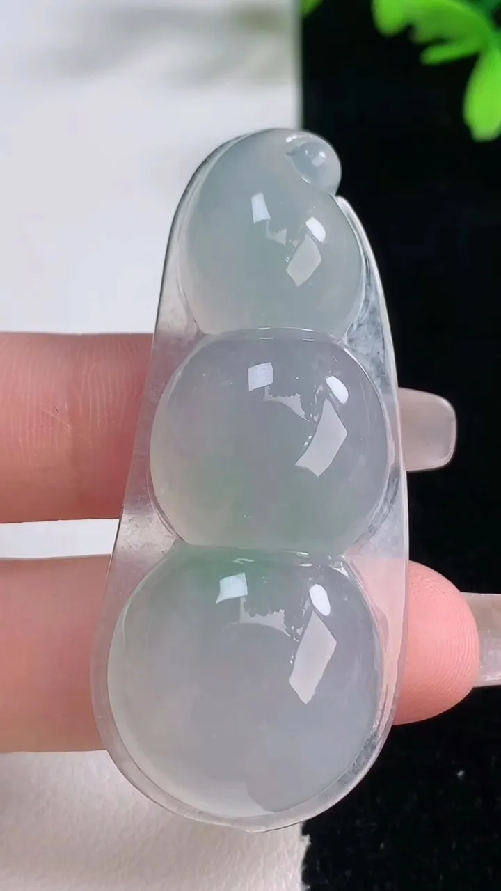 天然A货翡翠福豆吊坠，尺寸55.2-24-10，重量:21.04g
1月5日