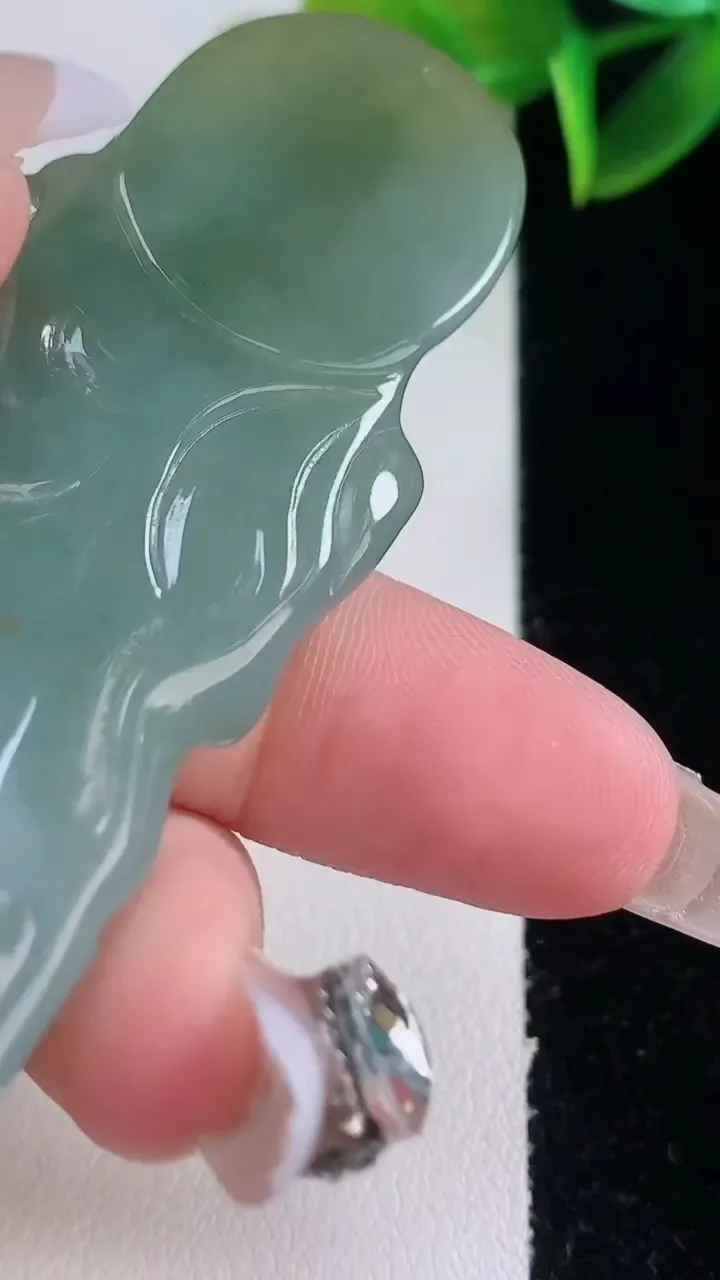 天然A货翡翠双彩御龙关公吊坠，尺寸74.6-32.4-9，重量:40.15g
1月5日