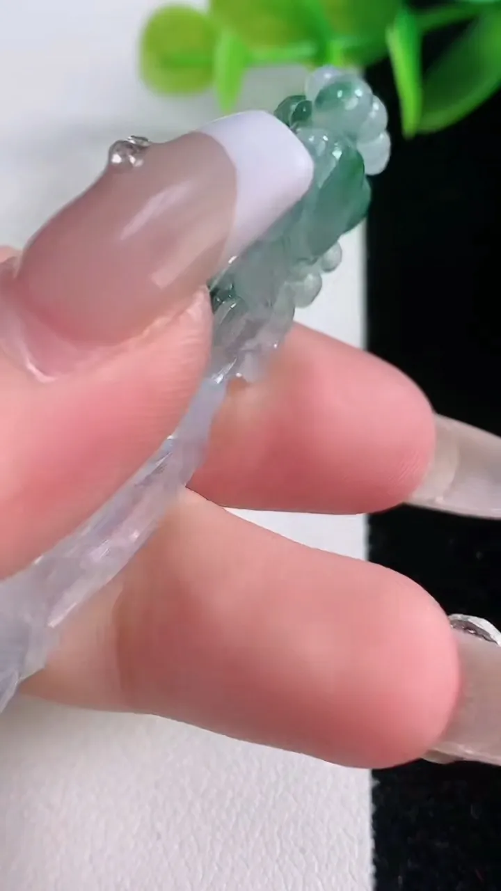 天然A货翡翠冰种飘花人参如意吊坠，尺寸61.8-15.3-8.3，重量:10.76g
1月5日