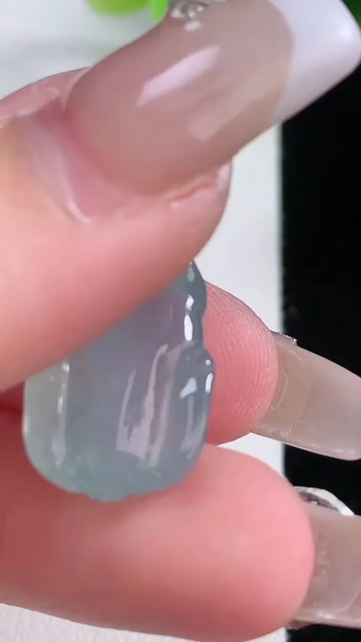 天然A货翡翠种飘花貔貅吊坠，尺寸21.4-12.5-7.5，重量:5.10g
1月5日