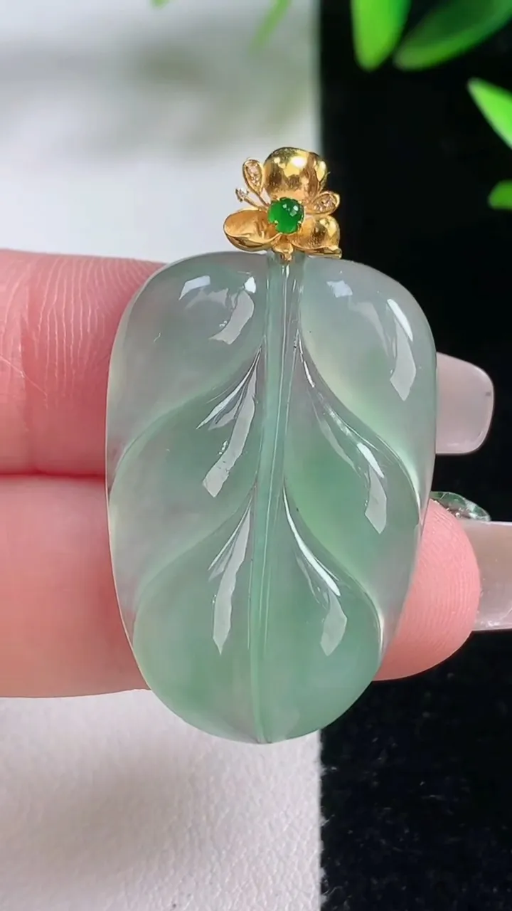 天然A货翡翠金枝玉叶 叶子吊坠，尺寸31.8-21.3-4，重量:6.61g
1月5日
