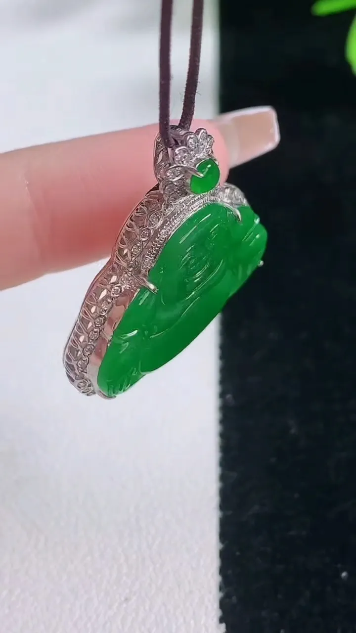 天然A货翡翠佛公吊坠，尺寸30-28-6.6，裸石17-25.5重量:6.89g
1月5日