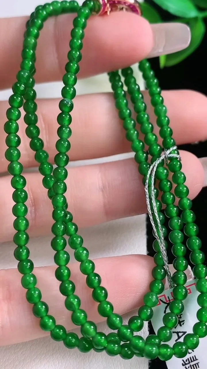 天然A货翡翠小米珠项链，尺寸3-186颗，重量:10.39g1月5日
工厂直销收藏佳品,种好水足，色泽均匀，有种有色，上手高大气！