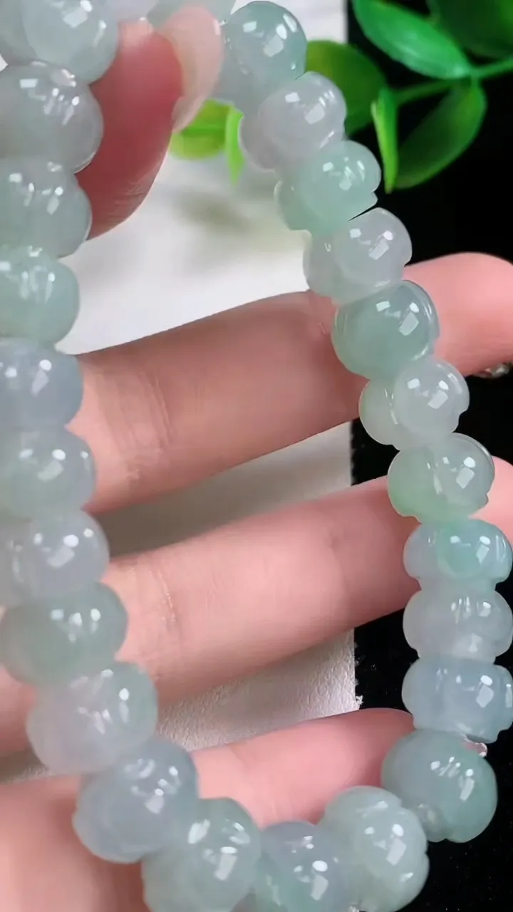 天然A货翡翠莲花手串，尺寸10-6.6-26颗，重量:37.05g1月5日
工厂直销收藏佳品,种好水