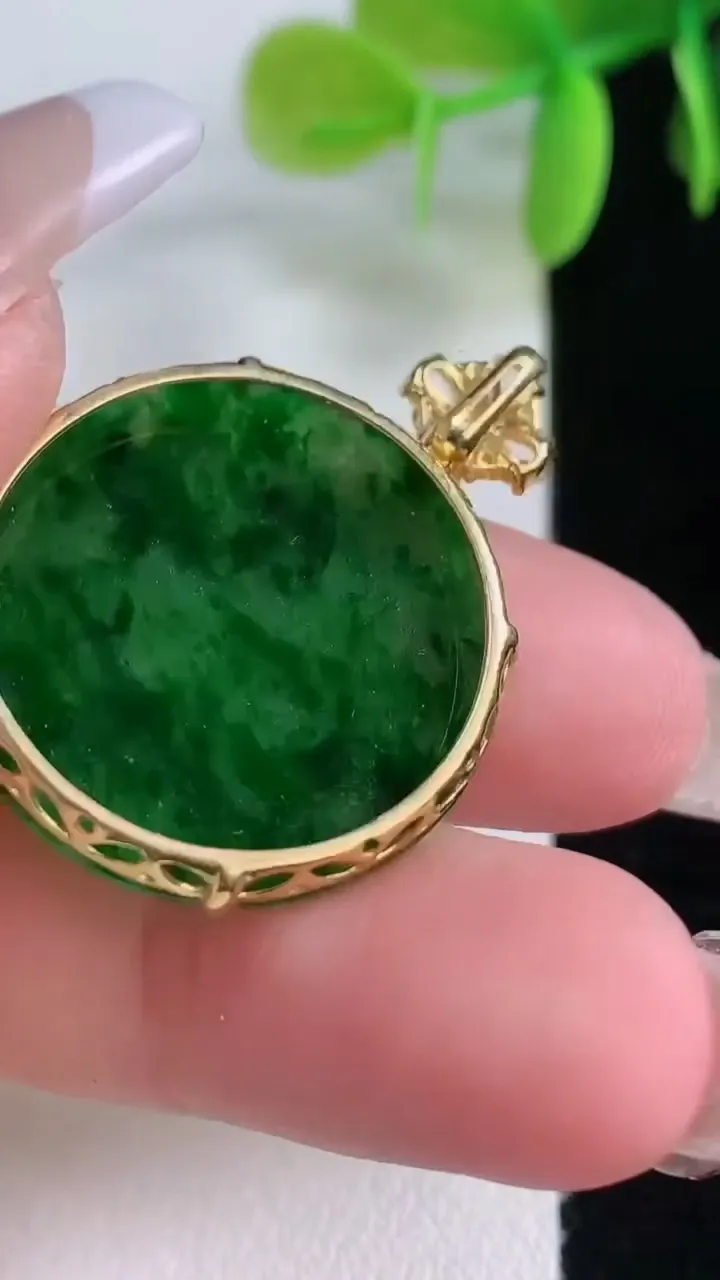 天然A货翡翠无事牌吊坠，尺寸24-3.4，重量:3.38g
1月5日