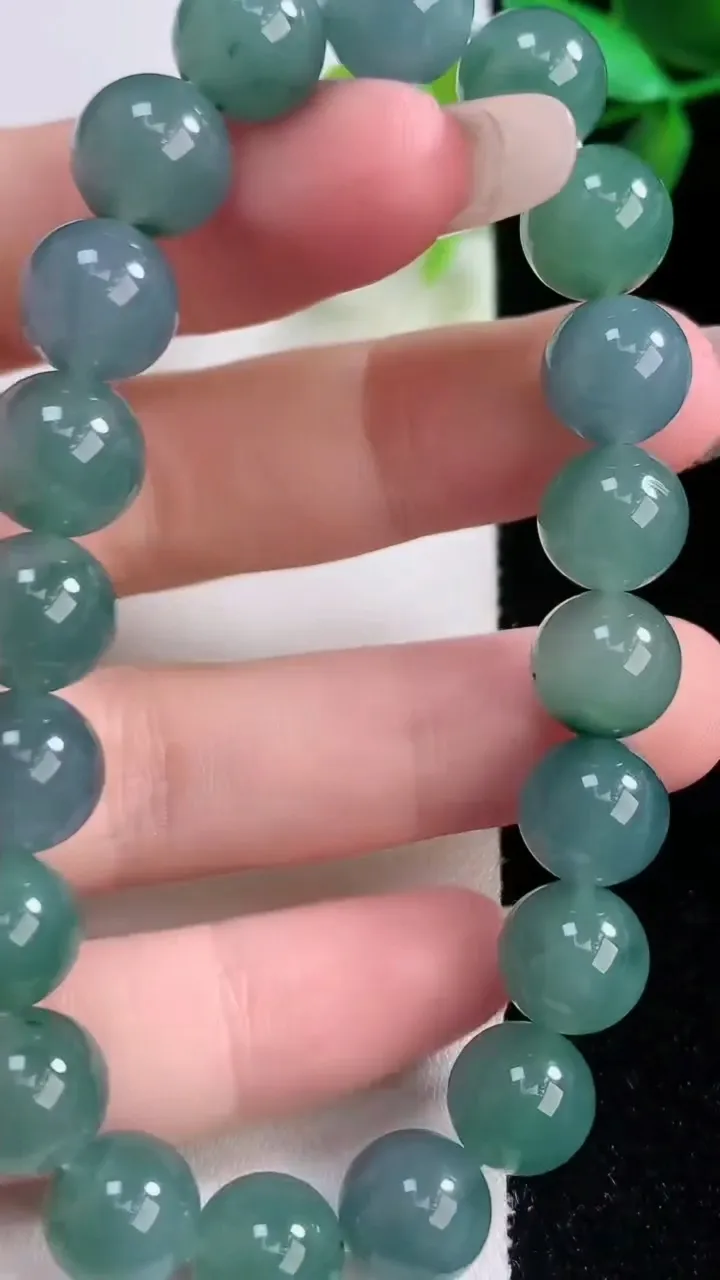 天然A货翡翠飘花圆珠手串，尺寸9.6-20颗，重量:31.85g1月5日
工厂直销收藏佳品,种好水足，色泽均匀，有种有色，上手高大气！