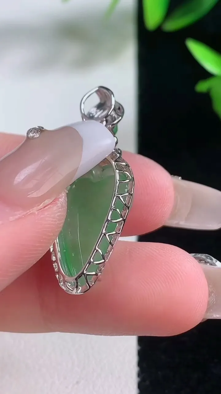 天然A货翡翠福瓜吊坠，尺寸32.2-13.3-7.3，裸石19.7-11.6重量:3.04g
1月5日