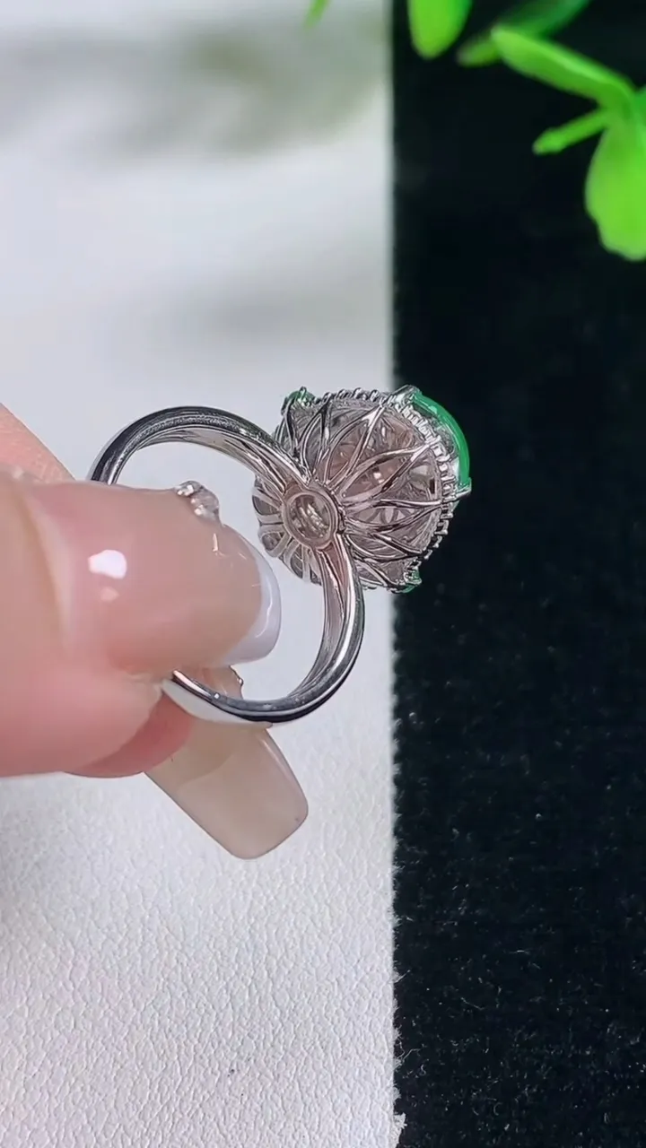 天然A货翡翠蛋面戒指，尺寸17-14-9.4-11.3，重量:4.50g2026年1月5日
工厂直销收藏佳品,种好水足，色泽均匀，有种有色，上手高大气！