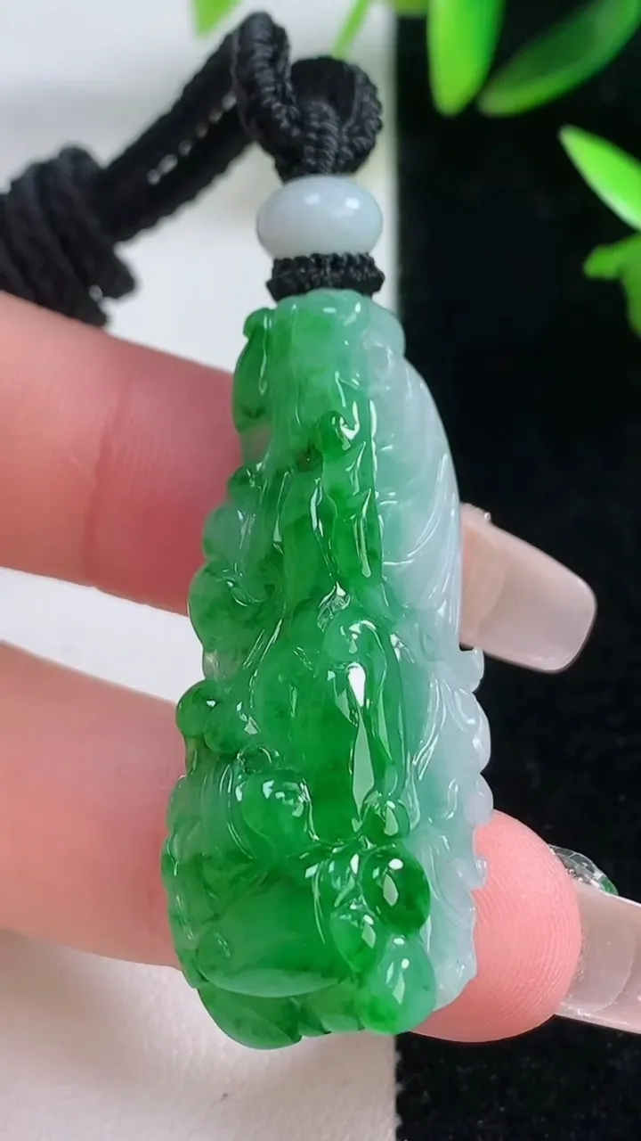 天然A货翡翠白菜吊坠，尺寸42.2-18.2-10.3，重量:16.29g
1月5日