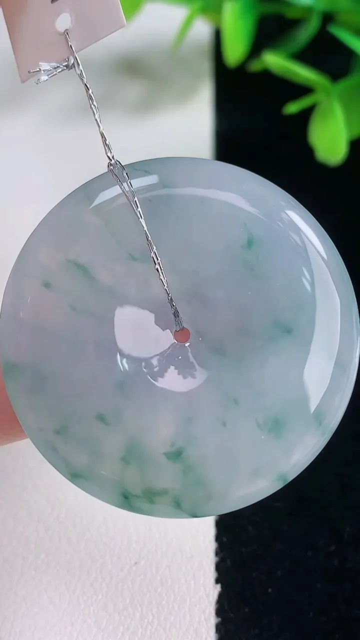 天然A货翡翠种飘花平安扣吊坠，尺寸39-5.5，重量:18.78g
1月5日