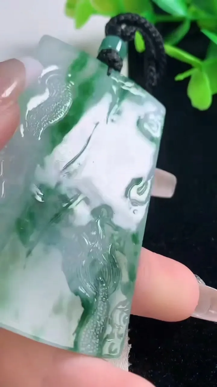 天然A货翡翠祥龙不动明王吊坠，尺寸67.4-42.5-5.8，重量:44.27g
1月5日