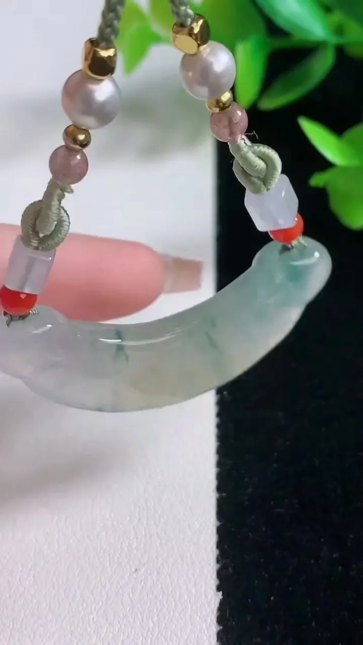 天然A货翡翠冰种飘花如意锁吊坠，尺寸44.8-14-6，重量:13.90g
1月5日