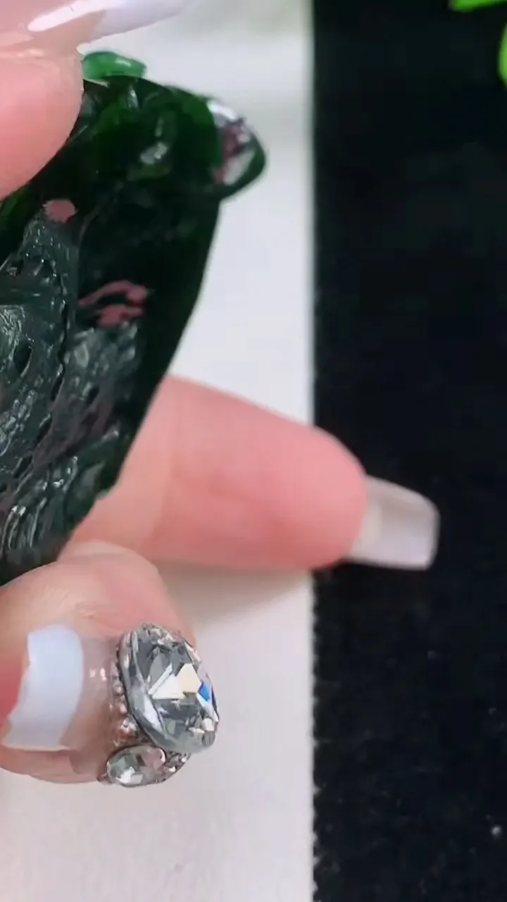 天然A货翡翠龙牌吊坠，尺寸59.6-37-12.7，重量:49.85g
1月5日