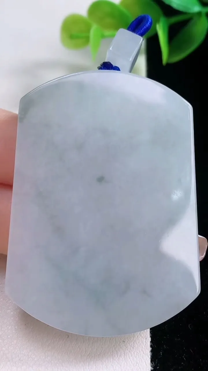 天然A货翡翠冰种飘花无事牌吊坠，尺寸54.4-39.3-6，重量:40.16g
1月5日