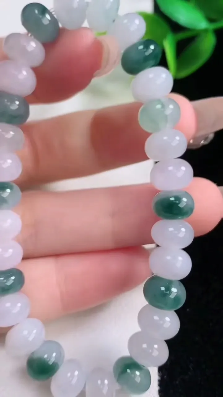 天然A货翡翠飘花算盘珠手串，尺寸8.5-6-30颗，重量:24.76g1月5日
工厂直销收藏佳品,种好水足，色泽均匀，有种有色，上手高大气！
