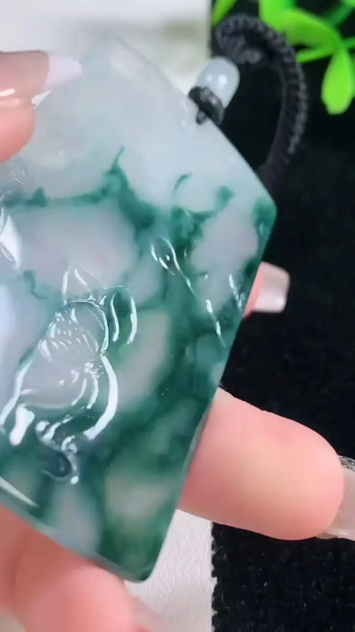 天然A货翡翠种飘花大势至菩萨吊坠，尺寸66.3-41-5.4，重量:39.80g
1月5日