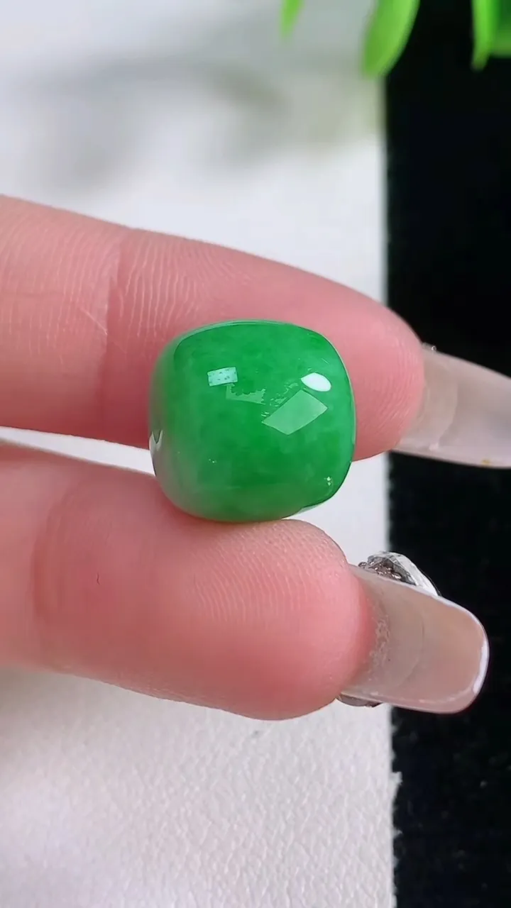 天然A货翡翠路路通吊坠，尺寸12-13.3，重量:4.81g
1月5日