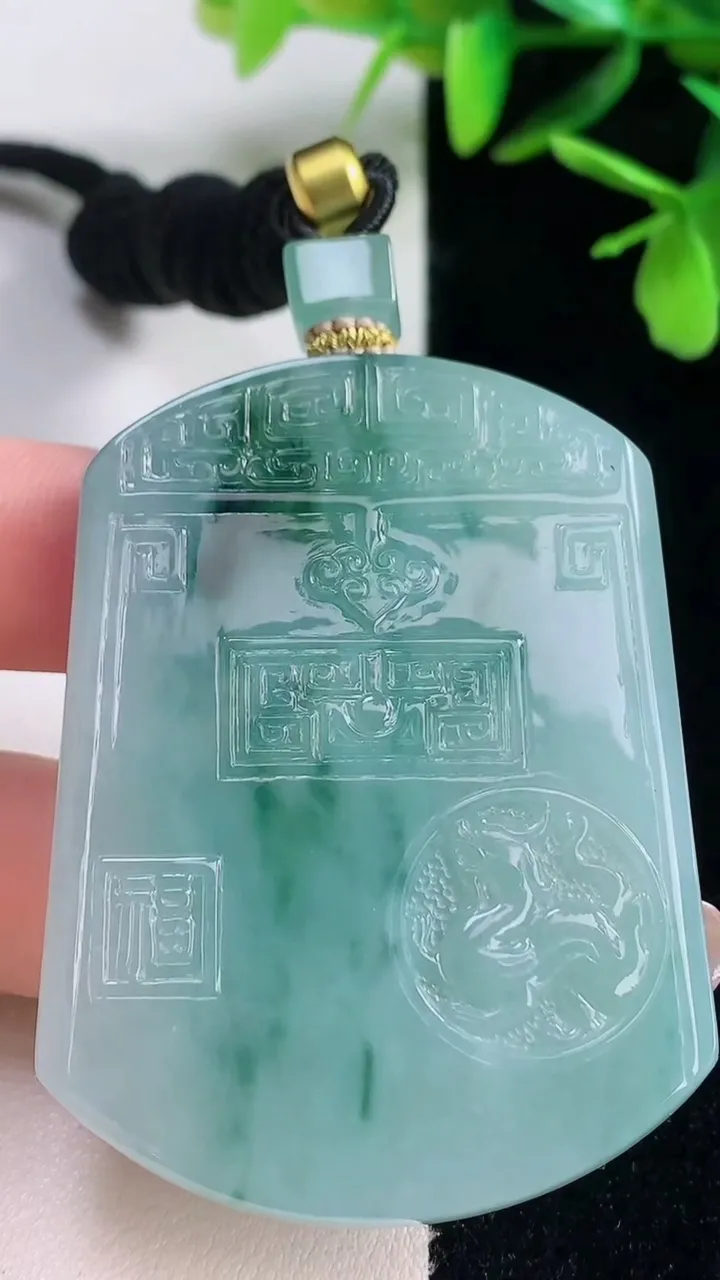 天然A货翡翠种飘花复古龙牌吊坠，尺寸54.6-41-5.5，重量:40.27g
1月5日