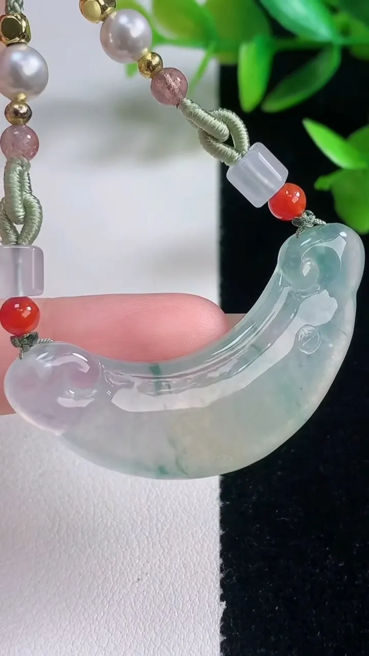 天然A货翡翠冰种飘花如意锁吊坠，尺寸44.8-14-6，重量:13.90g
1月5日