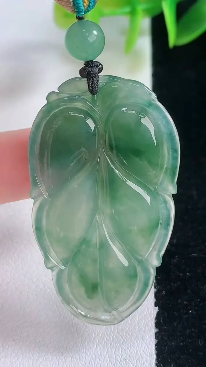 天然A货翡翠冰种飘花金枝玉叶 叶子吊坠，尺寸45-26-5，重量:13.27g
1月5日